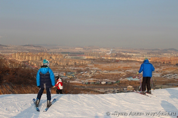 Далянь - горнолыжная база Happy Snow World - вид на город с вершины склона для профессионалов