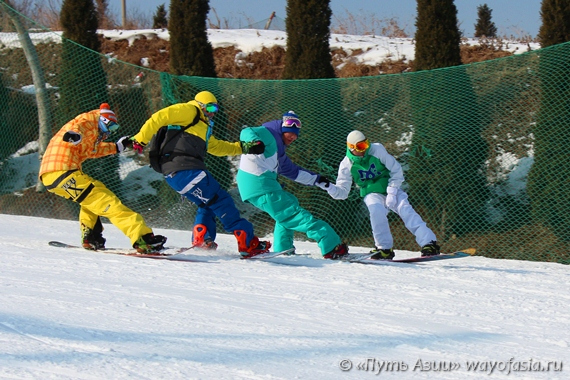 Далянь - горнолыжная база Happy Snow World - сноубордисты
