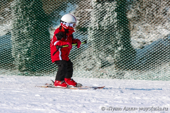 Далянь - горнолыжная база Happy Snow World - маленький лыжник