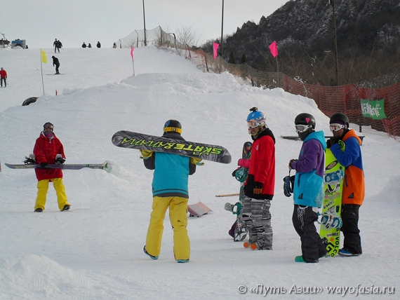 Сноубордисты на горнолыжной базе Линьхай в Даляне