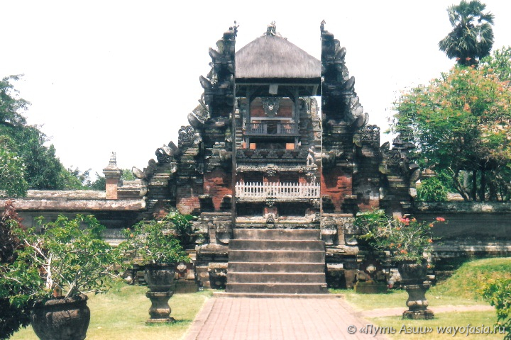 Храм, принадлежащий правящей династии Менгви - Бали