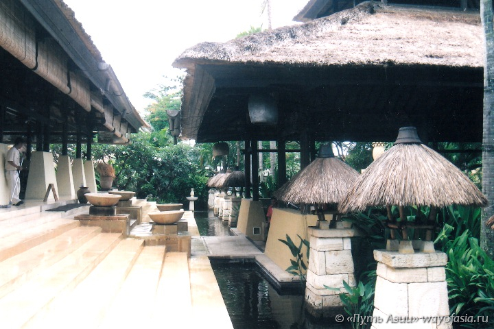 Бали - Фасад отеля Новотель - центральное здание, включающее в себя рецепцию, окружено искусственной рекой