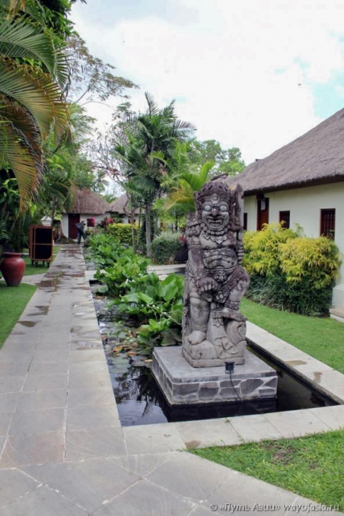 Бали - каменные духи при отеле Jimbaran Puri Bali