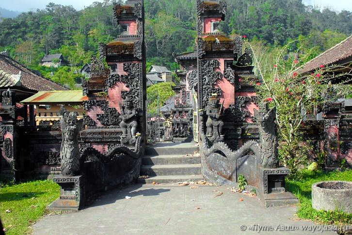 Бали - ворота в храм Ганунг Кави