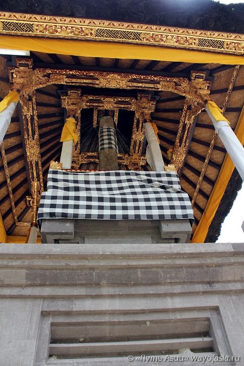 Бали - колокольня храма на озере Братан