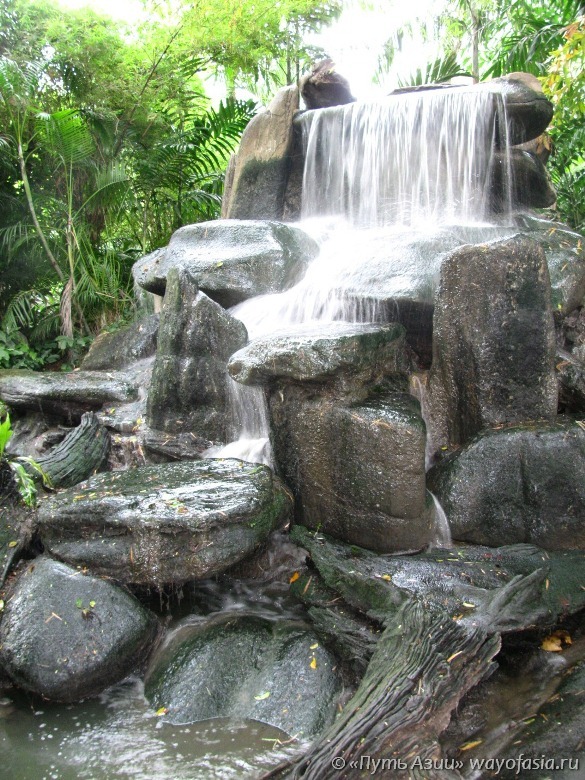 Искусственный водопад на крокодильей ферме в Паттайе