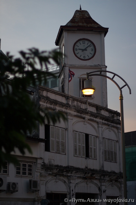 Башня с часами в центре Пхукет Тауна