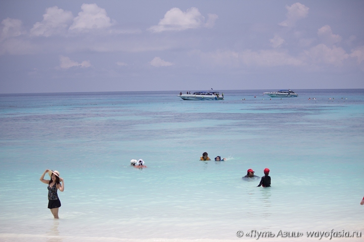 Бирюзовая вода и белый песок на острове Тачай (Симиланские острова)